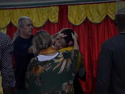 Il pastore impone le sue mani sui fedeli invocando la loro guarigione